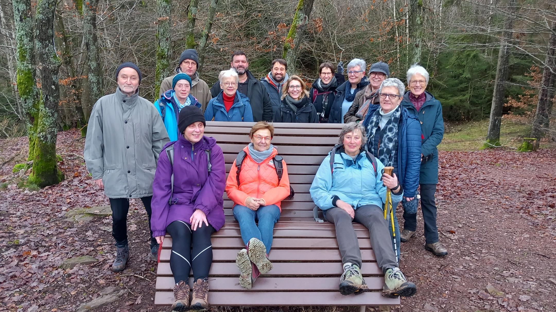 Teilnehmende des Hoffnungsschimmer-Projektes auf dem Pilgerweg rund um den See in Losheim.