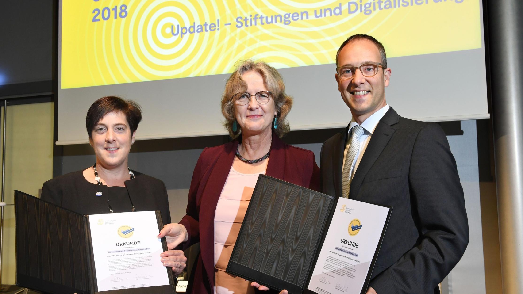 Michaela Marx (links) und Thomas Theis nahmen die Urkunden entgegen.